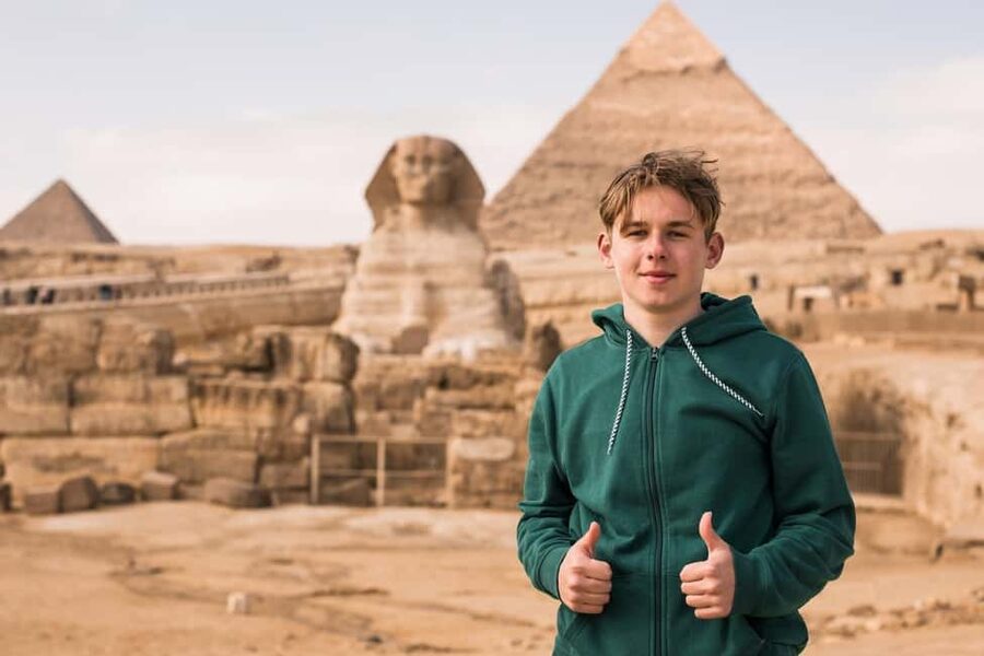 Hurghada: Cairo Pyramids, Sphinx & Egyptian Museum Day Trip - Egyptian lunch with a local setting