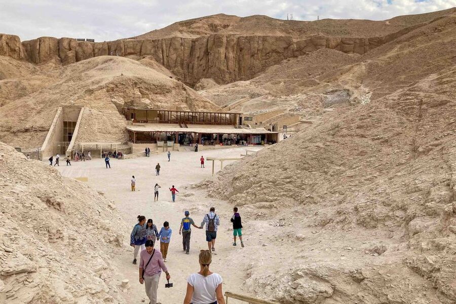 Hurghada: Valley of Kings Hatshepsut & Karnak Luxor Day Trip - Lunch, local stops, and the short Nile ferry