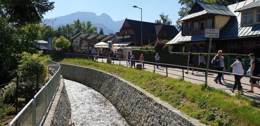 Krakow: Zakopane, Funicular, Cheese, and Highland Day Trip - The 90-minute ride south from Krakow