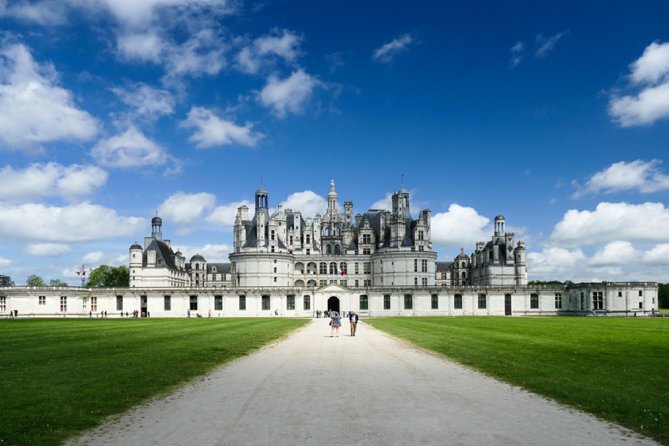 Loire Valley Castles Day Trip from Paris with Complementary Wine - The 7:30 a.m. departure near the Catacombs