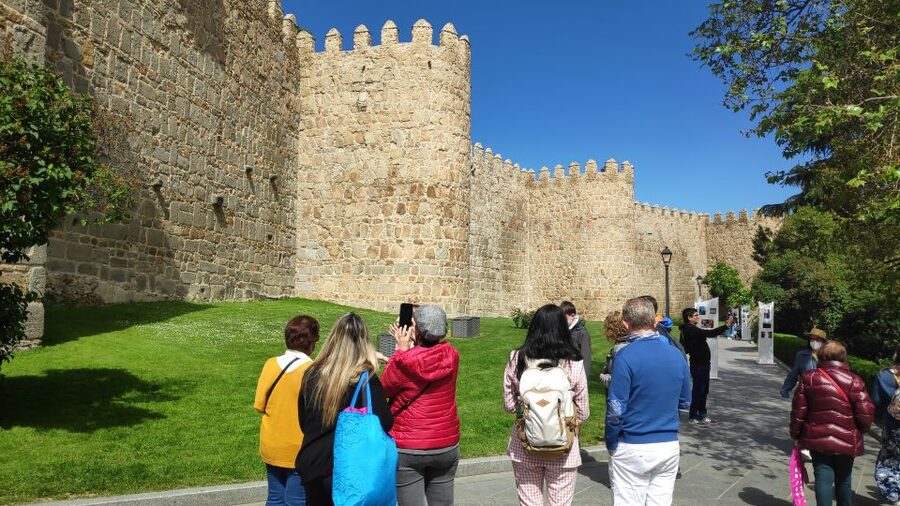Madrid: Avila and Segovia Day Trip with Tickets to Monuments - Guides make or break a packed day