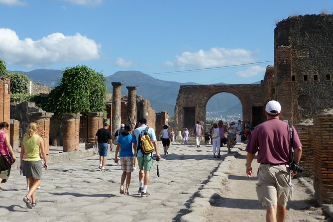 Naples: Pompeii & Mt Vesuvius All-Inclusive Small Group w/ Lunch - Meeting your ride in Naples