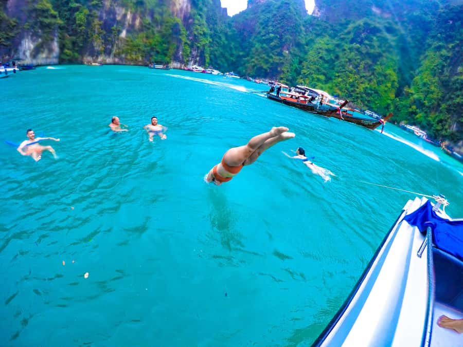 Phi Phi & Bamboo Islands: Premium Day Trip w/ Seaview Lunch - The crew makes the packed schedule work