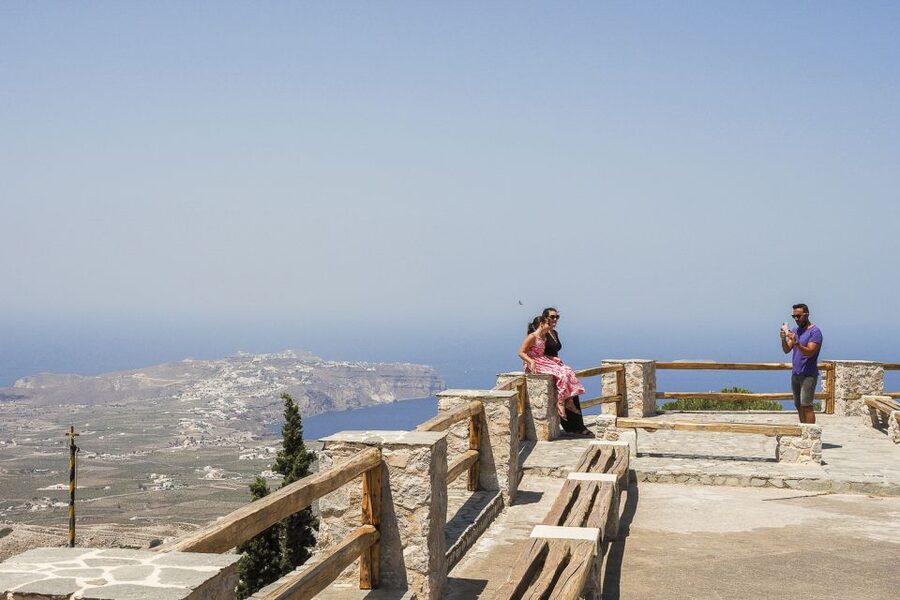 Santorini: Top Sights Day Trip, Wine Tasting, & Oia Sunset - Perissa Beach and your midday choice