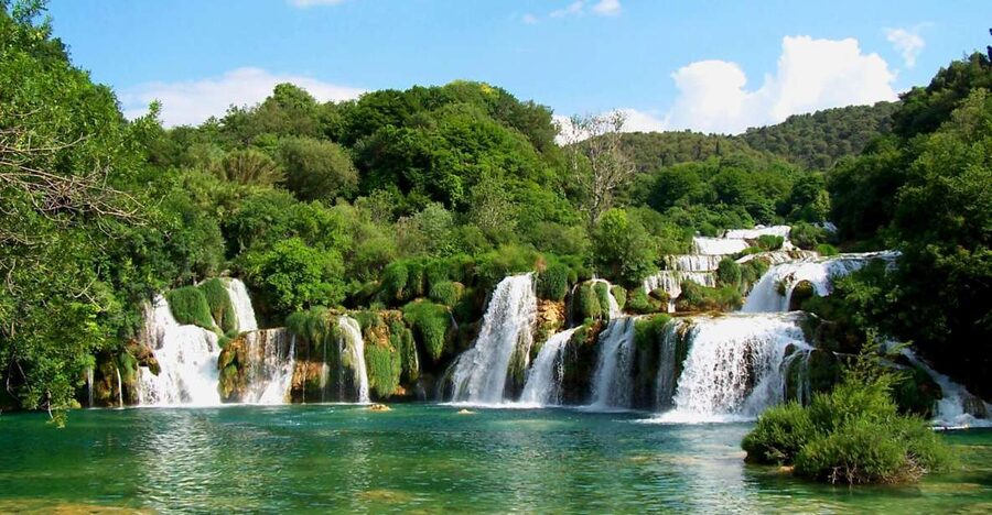 Split/Trogir: Krka National Park Day Trip with Wine Tasting - Walking around Skradinski Buk