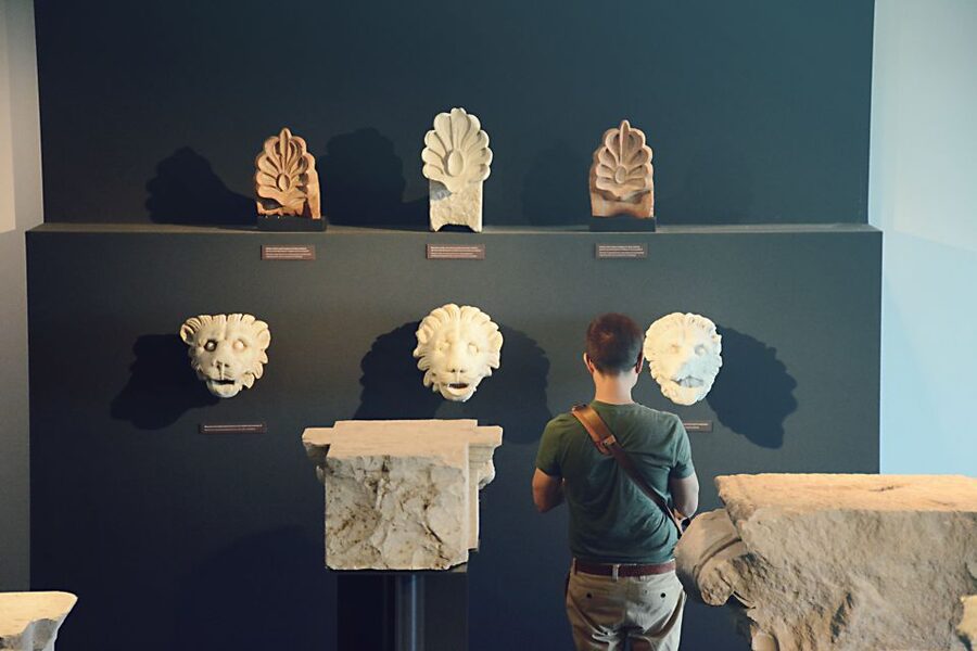 Thessaloniki: Vergina and Pella Day Trip - Walking the archaeological site at Pella